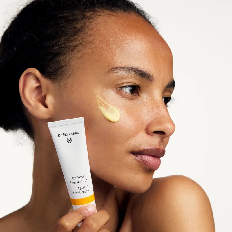 Dr. Hauschka Facial Care Apricot Day Cream revitalizacijska krema za suho kožo 30 ml