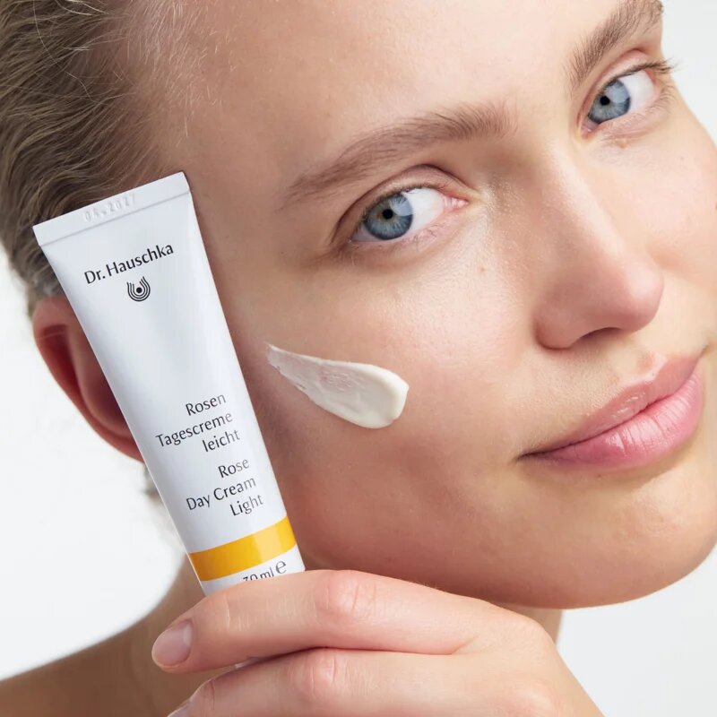 Dr. Hauschka Facial Care lahka krema iz vrtnice 30 ml