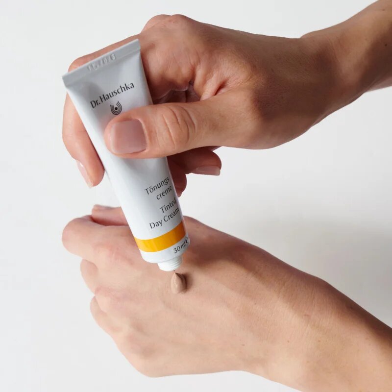 Dr. Hauschka Facial Care Tinted Day Cream tonizirajoča vlažilna krema za dan 30 ml