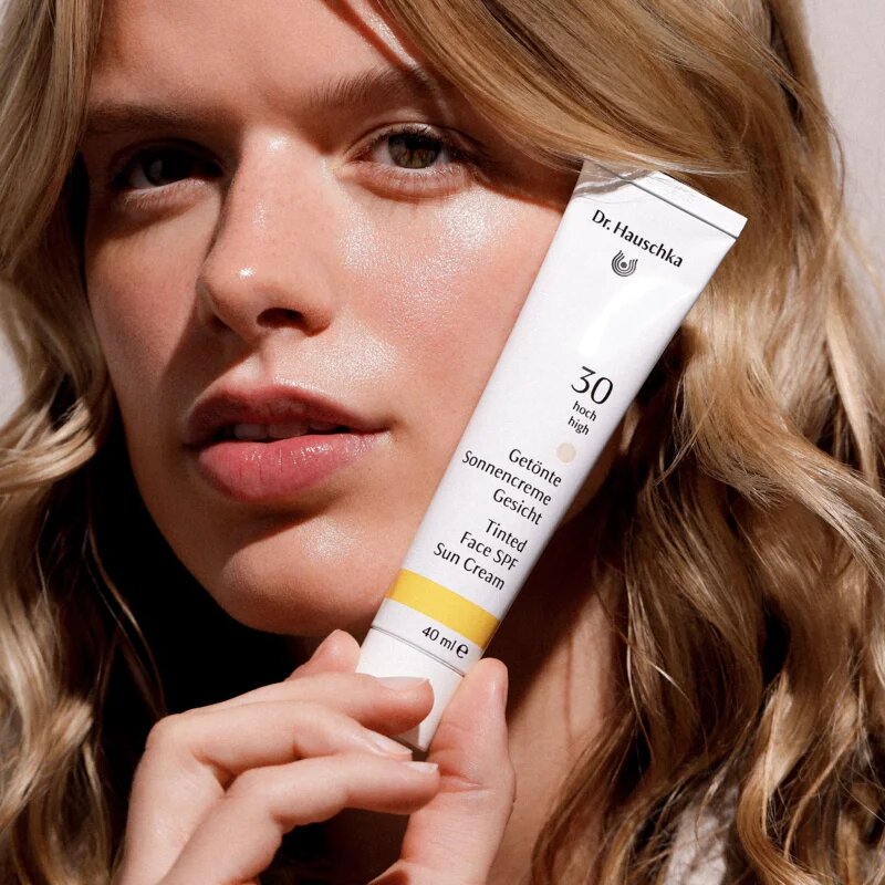 Dr. Hauschka Facial Care Tinted Face SPF Sun Cream tonirana krema za sončenje za obraz SPF 30 40 ml