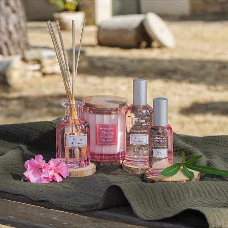 Esprit Provence Fleurs De Cerisier dišeča sveča s pokrovčkom 190 g