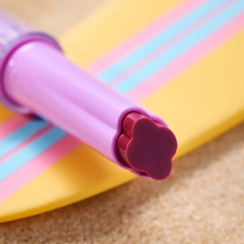 essence aloha babes! Kremni sijaj za ustnice v paličici odtenek 01 Sunny Bliss Flower Kiss 1.6 g