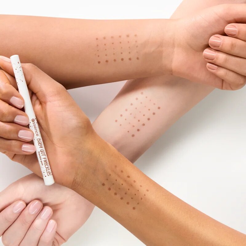 essence BABY GOT FRECKLES črtalo za pegice odtenek Faux Real 1 ml