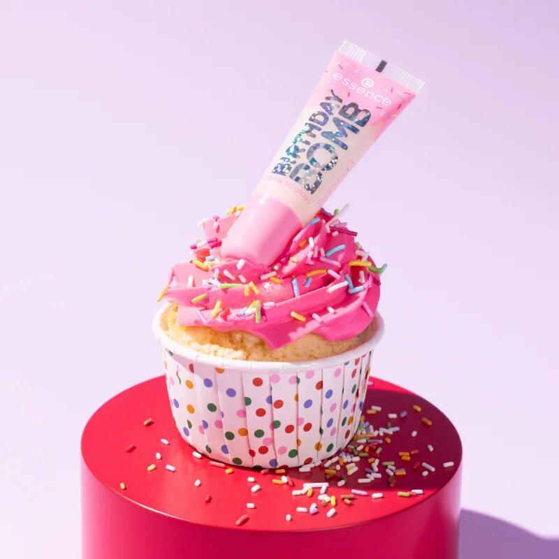 essence Birthday Bomb transparenten sijaj za ustnice za bleščeč sijaj odtenek 01 Cake My Day! 10 ml