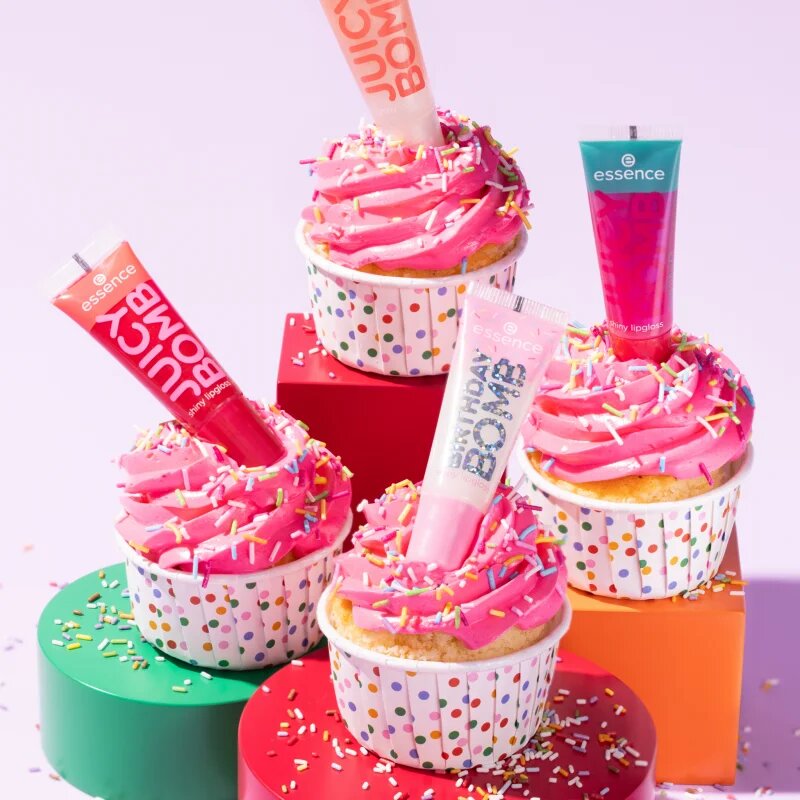 essence Birthday Bomb transparenten sijaj za ustnice za bleščeč sijaj odtenek 01 Cake My Day! 10 ml