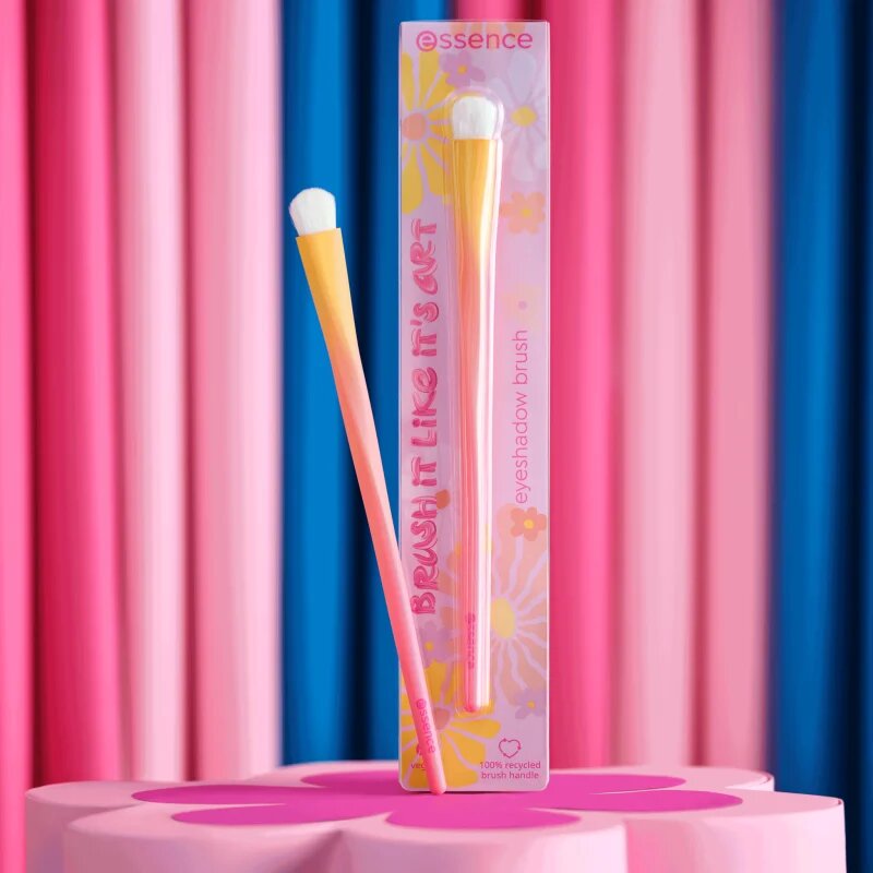 essence BRUSH IT LIKE IT'S ART eyeshadow brush čopič za senčila za oči 01 Throwing A Little Color 1 kos