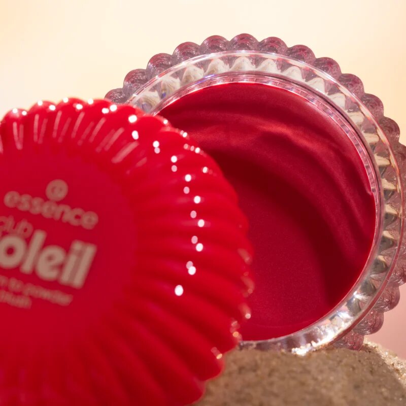 essence club SOLEIL kremasto rdečilo s pudrastim učinkom odtenek 01 Guava Sunset 8.5 g