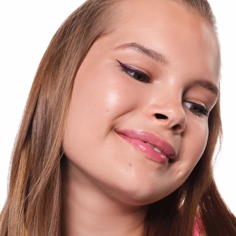 essence COLOUR it! kovinsko črtalo za oči odtenek 02 Dark Cherry 3 ml