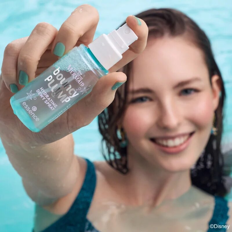 essence Disney The Little Mermaid pršilo za fiksiranje make-upa z vlažilnim učinkom 01 Make A Splash 50 ml