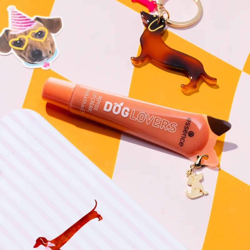 essence DOG GANG OR CAT CREW?!? DOG LOVERS tonirani balzam za ustnice s peptidi odtenek 01 Best Buddy 13 ml