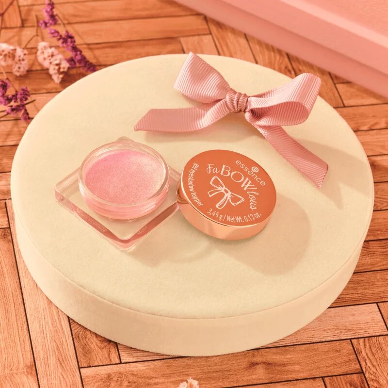essence FaBOWlous senčila v gelu za oči z bleščicami odtenek 01 Bow So Dazzling! 3.45 g