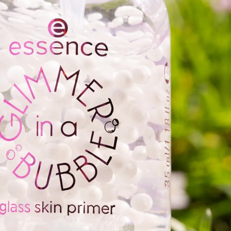 essence GLIMMER IN A BUBBLE tekoča podlaga za sijoč videz odtenek 01 Bubble Glaze 35 ml