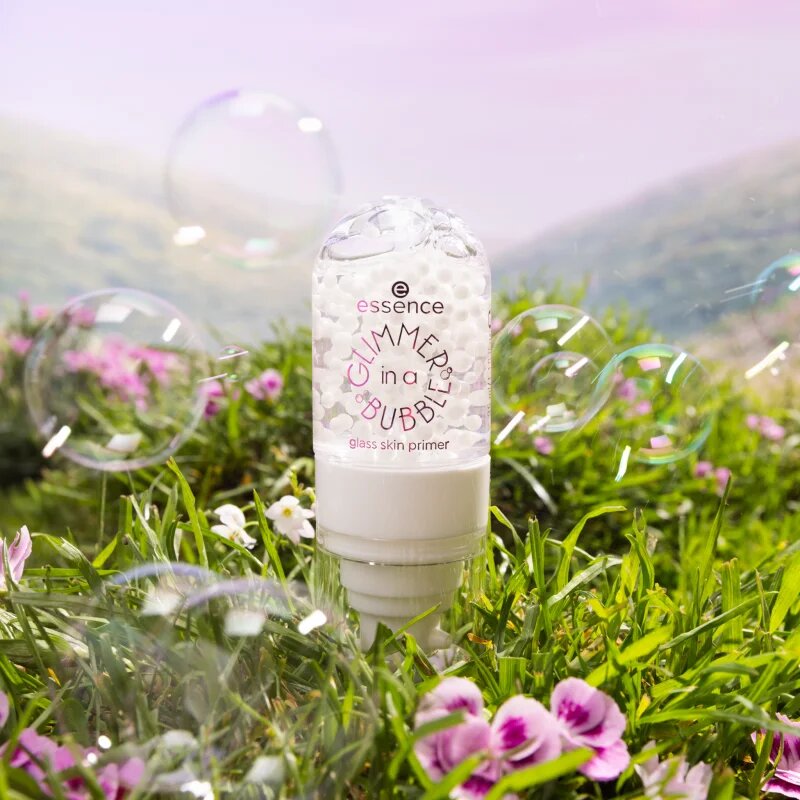 essence GLIMMER IN A BUBBLE tekoča podlaga za sijoč videz odtenek 01 Bubble Glaze 35 ml
