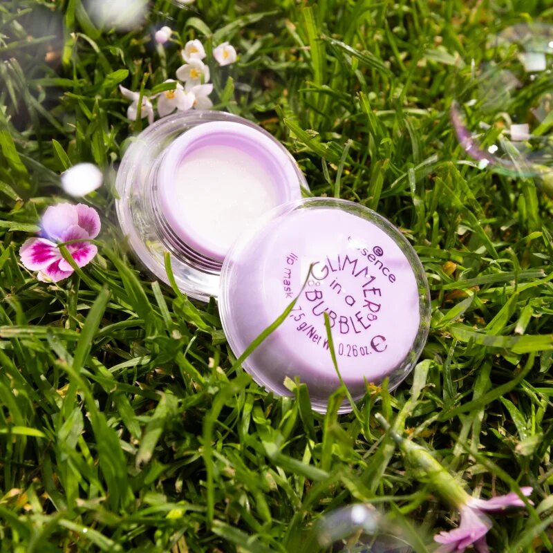 essence GLIMMER IN A BUBBLE vlažilna maska za ustnice z bleščicami odtenek 01 Kiss In A Bubble 7.5 g