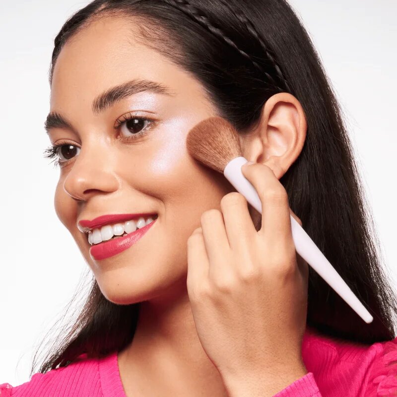 essence It's glow time čopič za rdečilo osvetljevalec in konture 1 kos