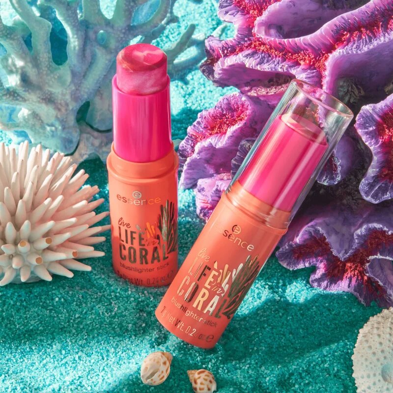 essence LIFE in CORAL Rdečilo za posvetlitev v paličici odtenek 01 Glowin' Coraltastic Baby! 7 g