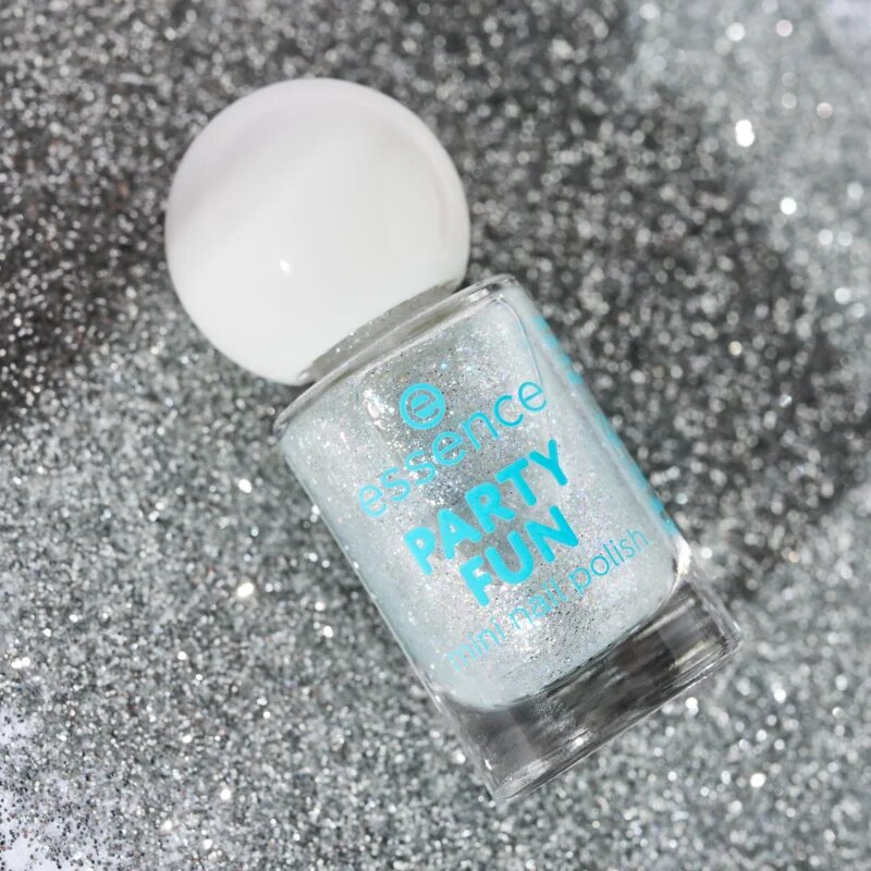 essence PARTY FUN lak za nohte s holografskim učinkom z bleščicami odtenek 20 5 ml