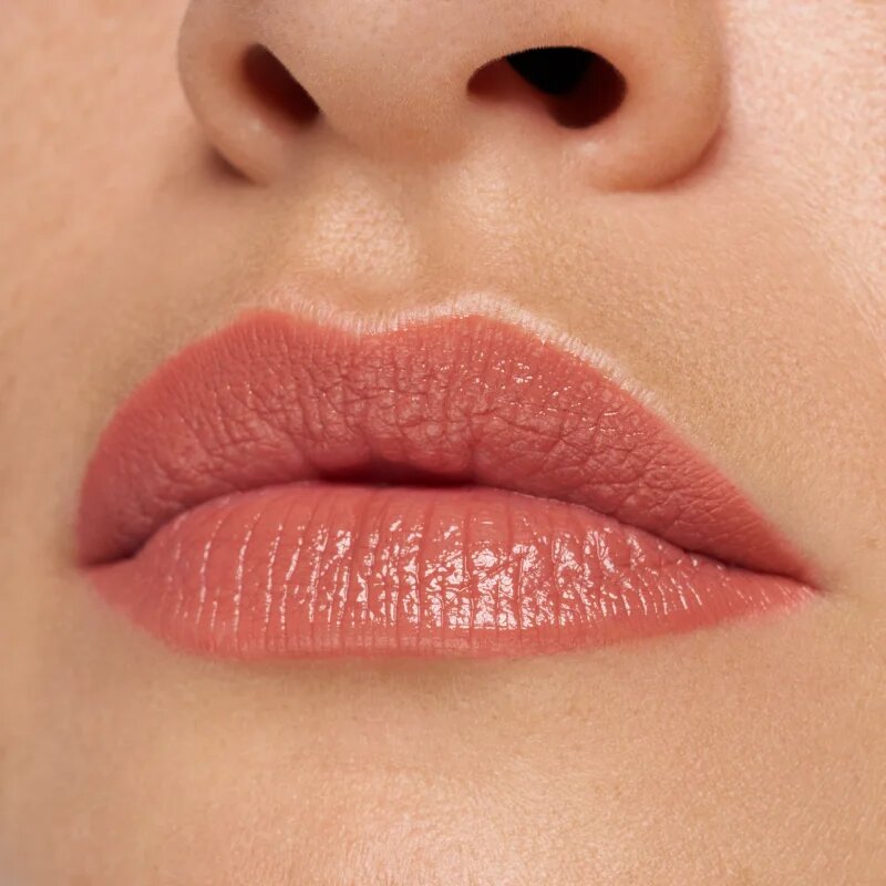 essence satin GLOW kremasta šminka s satenastim zaključkom odtenek 01 Whole Latte Love 3.5 g