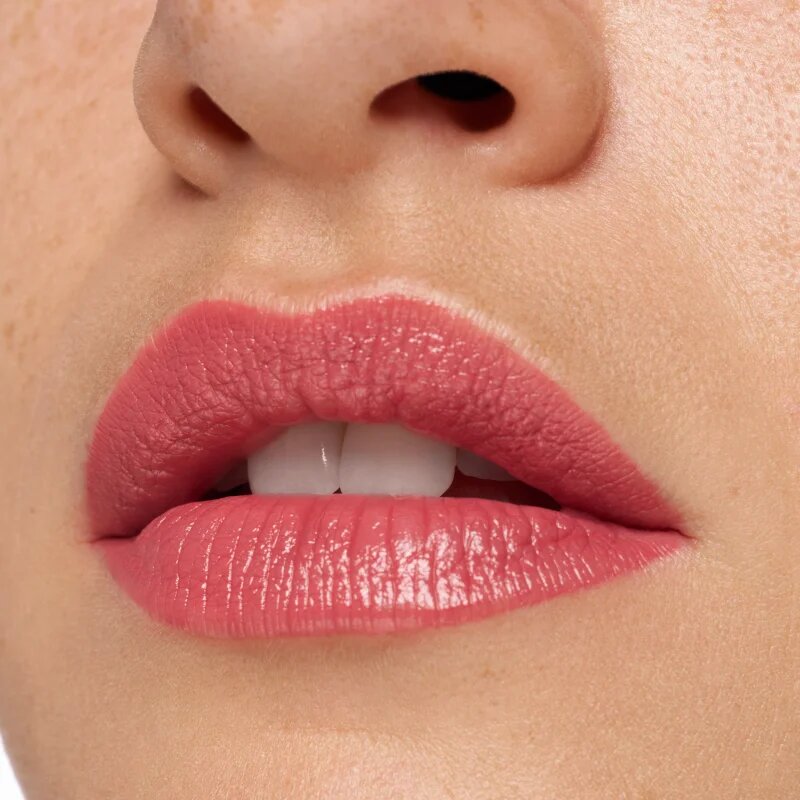 essence satin GLOW kremasta šminka s satenastim zaključkom odtenek 03 Rose And Shine 3.5 g