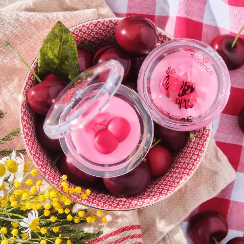 essence SO CHERRY happy balzam za ustnice odtenek 01 Cheeky Cherry 6.4 g