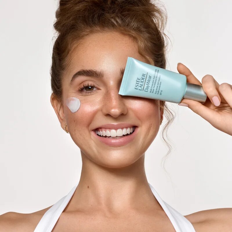 Estée Lauder DayWear Multi-Protection Anti-Oxidant Sheer Tint Release Moisturizer SPF 15 tonirana vlažilna krema za vse tipe kože SPF 15 30 ml