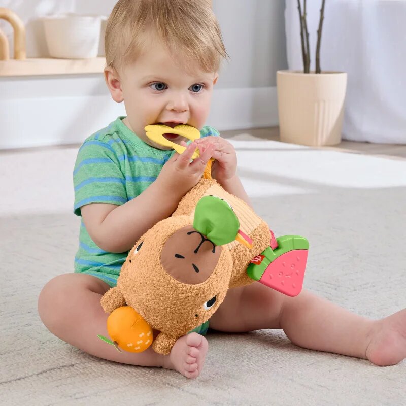 Fisher-Price Snuggly Snacky Capy plišasta igrača z ropotuljico 1 kos