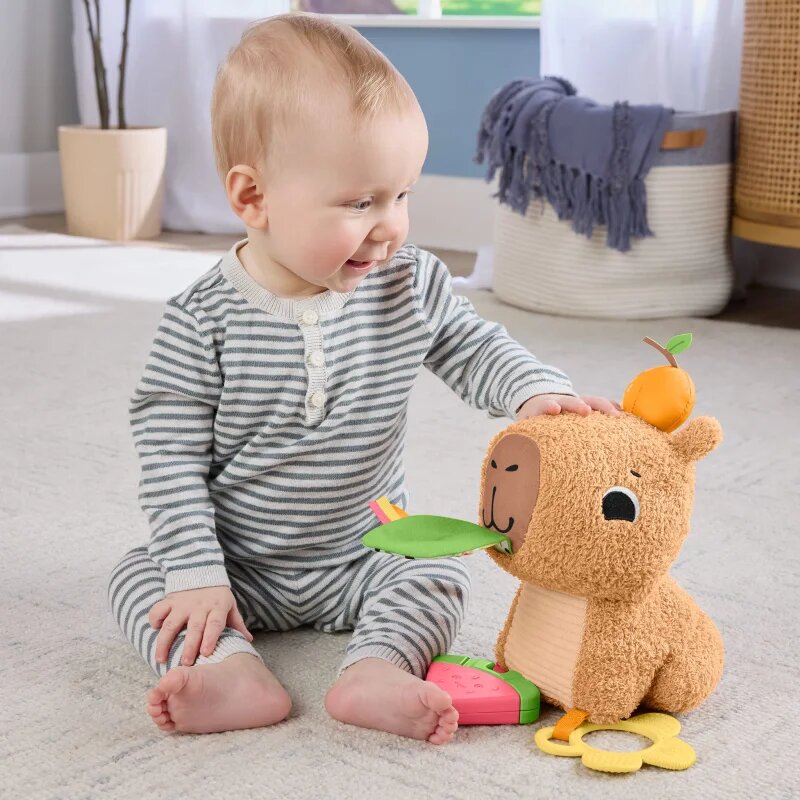 Fisher-Price Snuggly Snacky Capy plišasta igrača z ropotuljico 1 kos