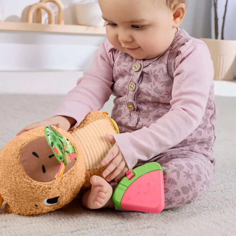 Fisher-Price Snuggly Snacky Capy plišasta igrača z ropotuljico 1 kos