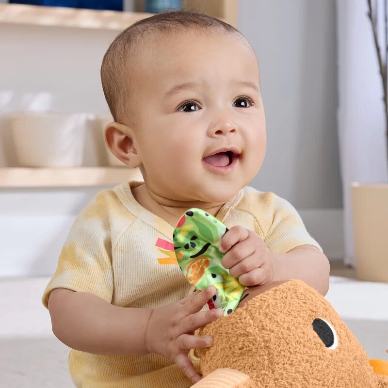 Fisher-Price Snuggly Snacky Capy plišasta igrača z ropotuljico 1 kos