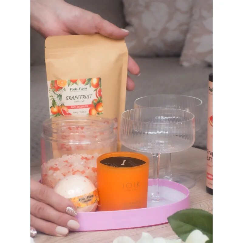 Folk & Flora Calendula šumeča kopalna kroglica z ognjičem 130 g