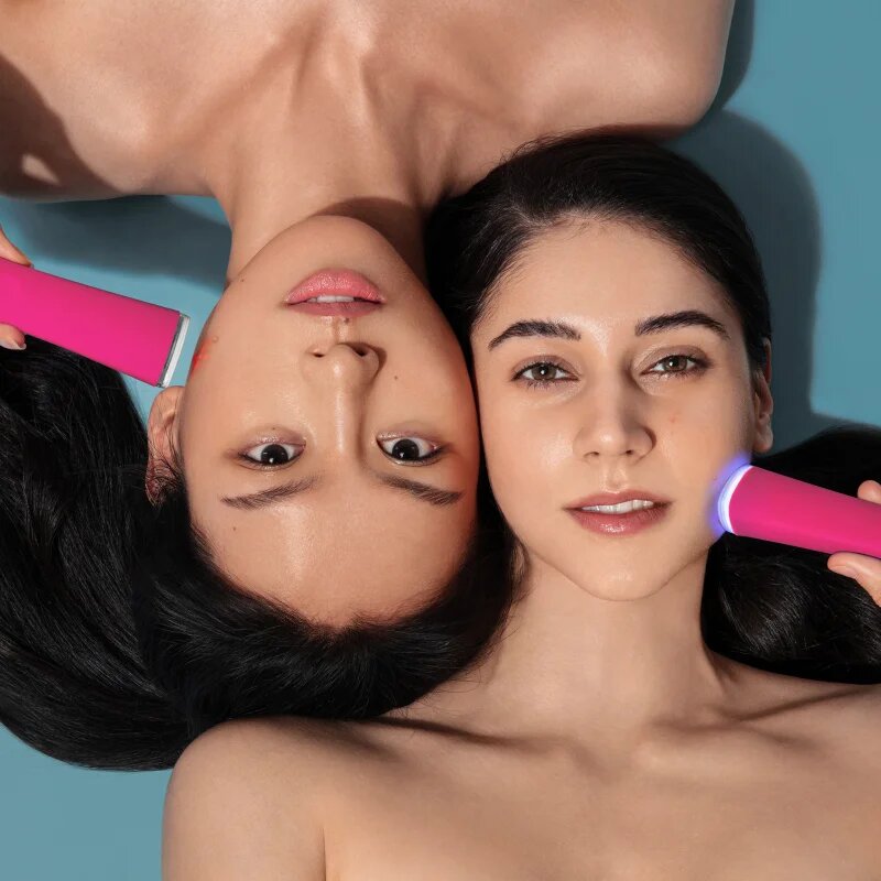 FOREO ESPADA™ 2 pero z modro lučko za pomirjenje pojava aken Fuchsia 1 kos