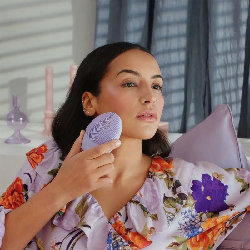 FOREO LUNA™ 3 Plus čistilna sonična naprava s termo funkcijo in utrjevalno masažo občutljiva koža 1 kos