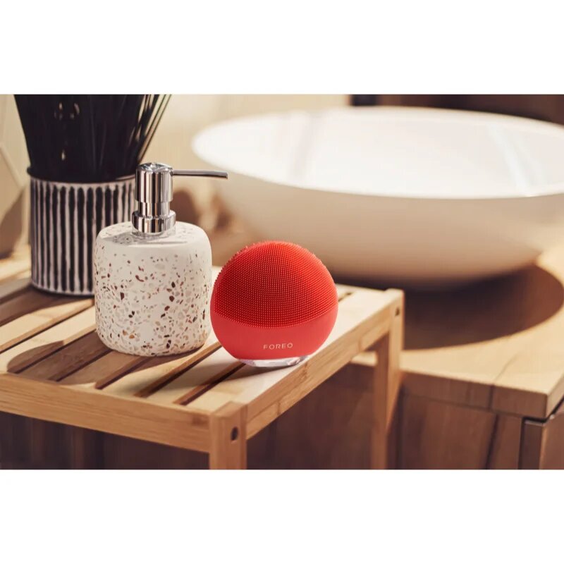 FOREO LUNA™4 Mini čistilna naprava za obraz Coral