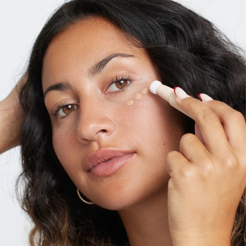 GOSH COPENHAGEN Bright'n Conceal korektor in osvetljevalec proti podočnjakom odtenek Adjusting Skin 12 ml