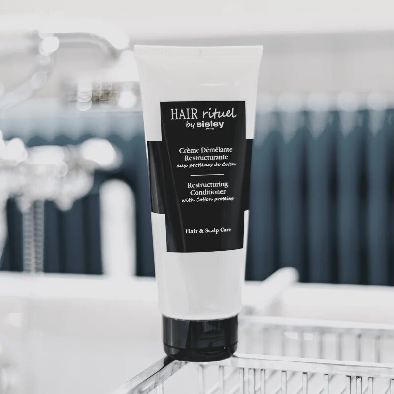Hair Rituel by Sisley Restructuring Conditioner with Cotton proteins balzam za glajenje las za lomljive lase z beljakovinami 500 ml