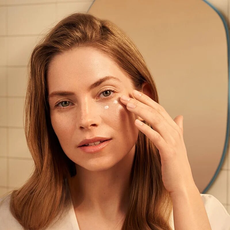 Health Labs Care Glow On Brightening eye cream krema za osvetljevanje predela okoli oči 15 ml
