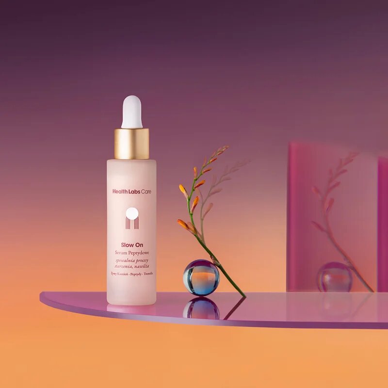 Health Labs Care Slow On gladilni serum za hidracijo in posvetlitev kože s peptidi 30 ml