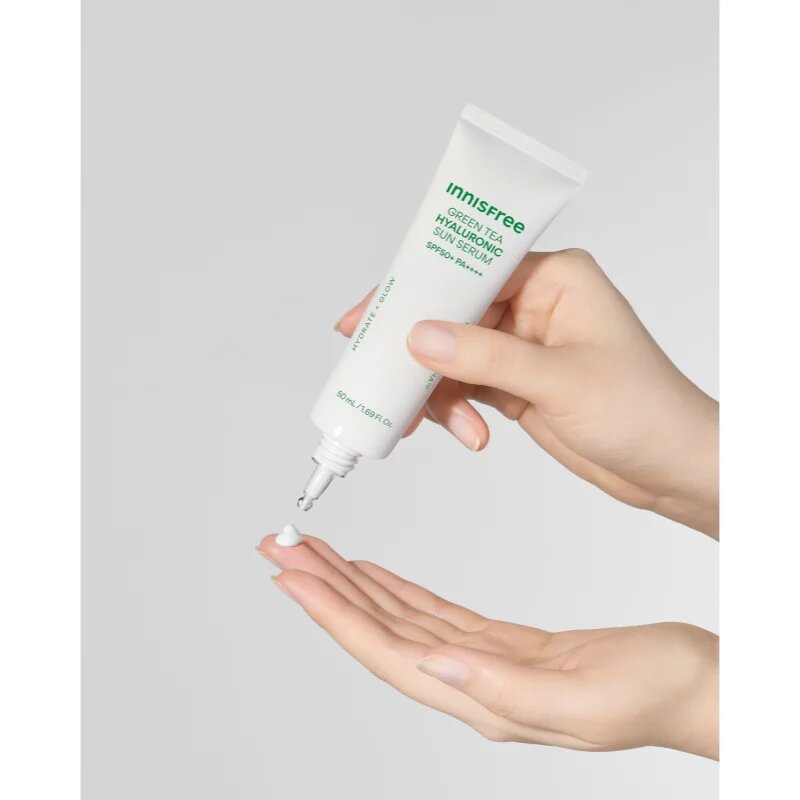 innisfree Green Tea Hyaluronic Sun Serum vlažilni zaščitni fluid s pomirjajočim učinkom SPF 50+ 50 ml