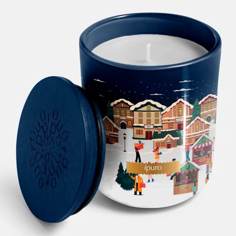 ípuro Christmas Town Festive Rush dišeča sveča s pokrovčkom 270 g
