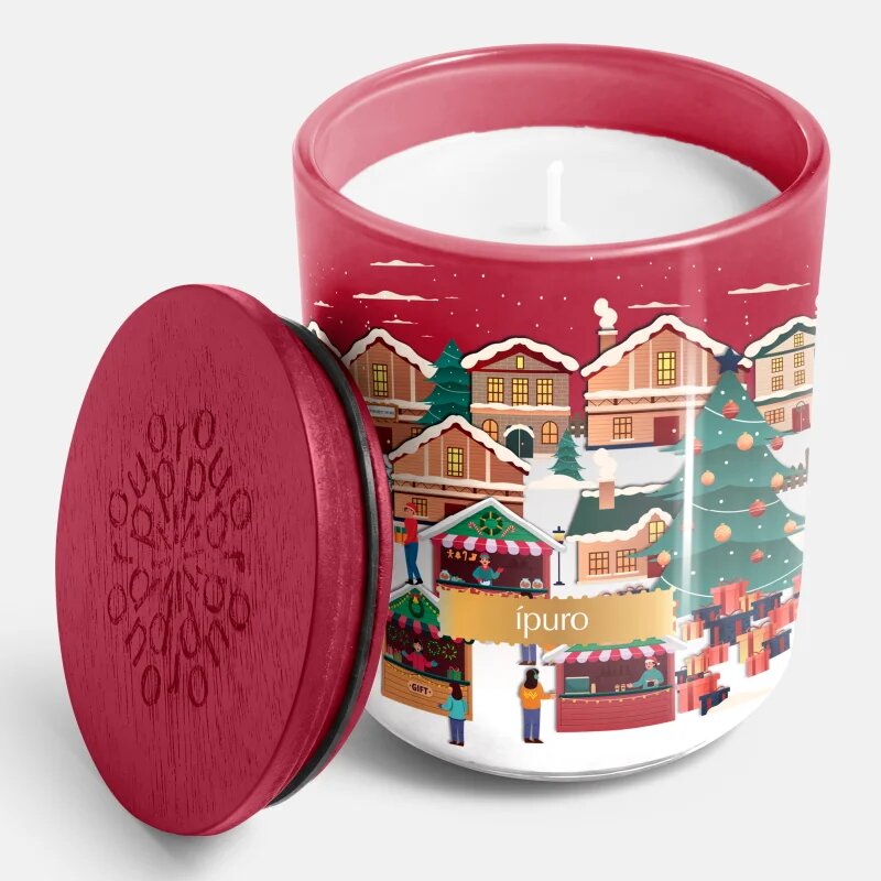 ípuro Christmas Town Velvet Almond dišeča sveča s pokrovčkom 270 g