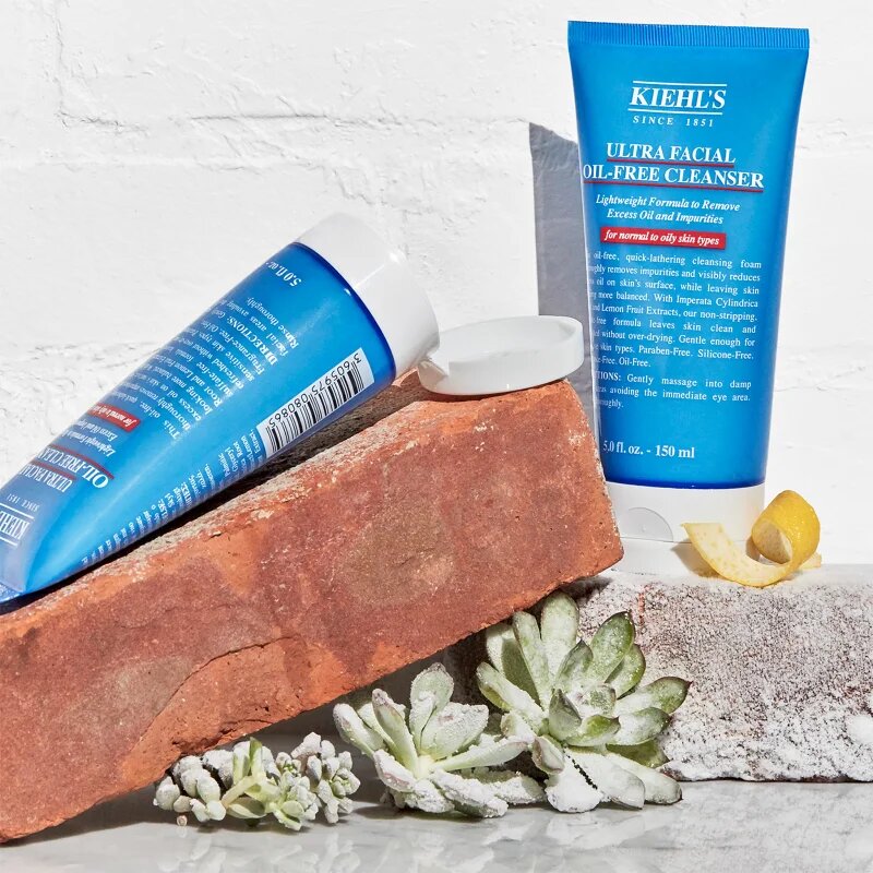Kiehl's Ultra Facial Oil-Free Cleanser osvežilna čistilna pena za normalno do mastno kožo 150 ml