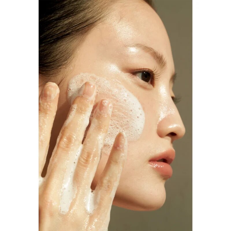 Klairs Gentle Black Facial Cleanser nežni čistilni gel za občutljivo kožo 140 ml
