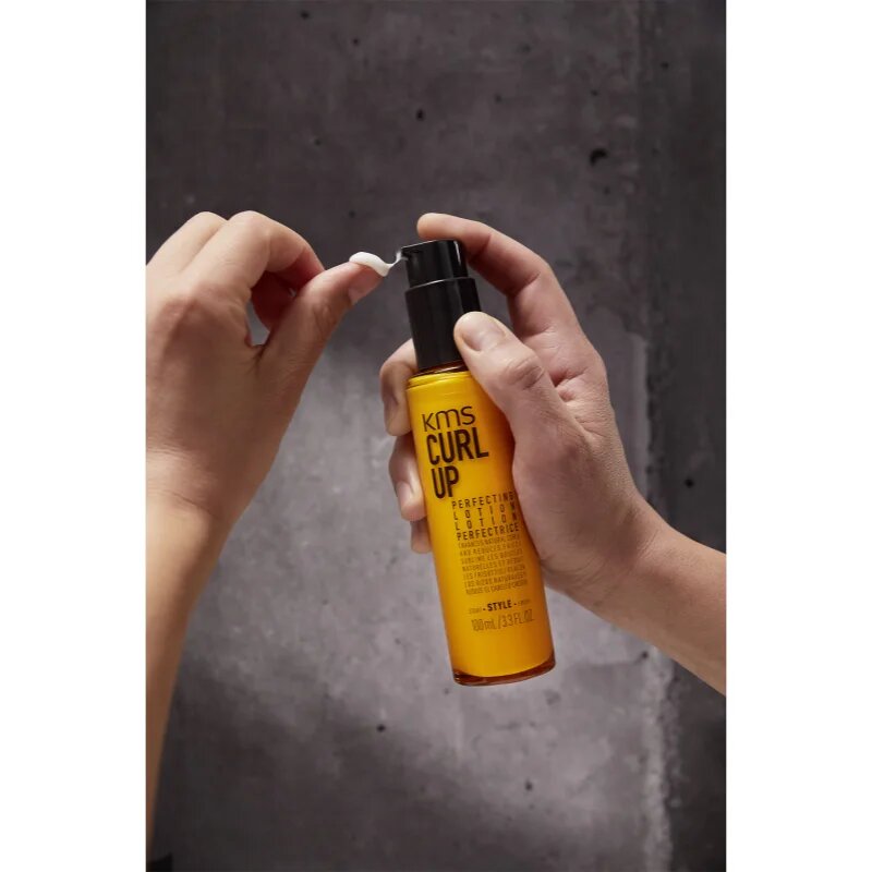KMS Curl Up Perfecting Lotion oblikovalni losjon za valovite in kodraste lase 100 ml