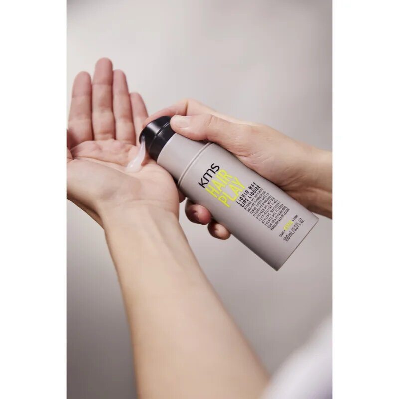 KMS Hair Play Liquid Wax vosek za lase za fiksacijo in obliko 100 ml