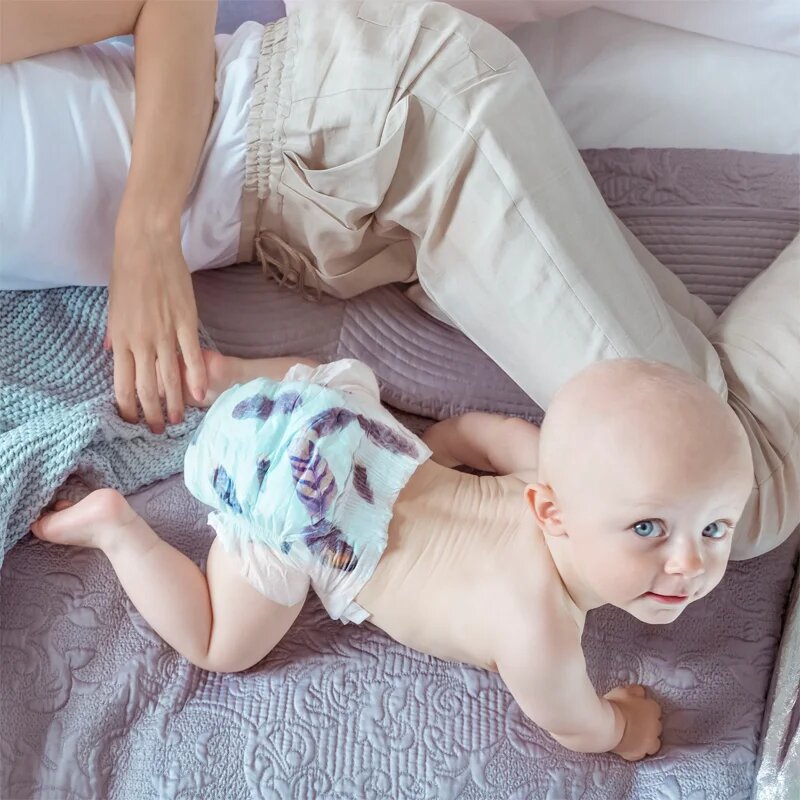 Kolorky Day Feathers ekološke plenice za enkratno uporabo velikost L 8-13 Kg 19 kos