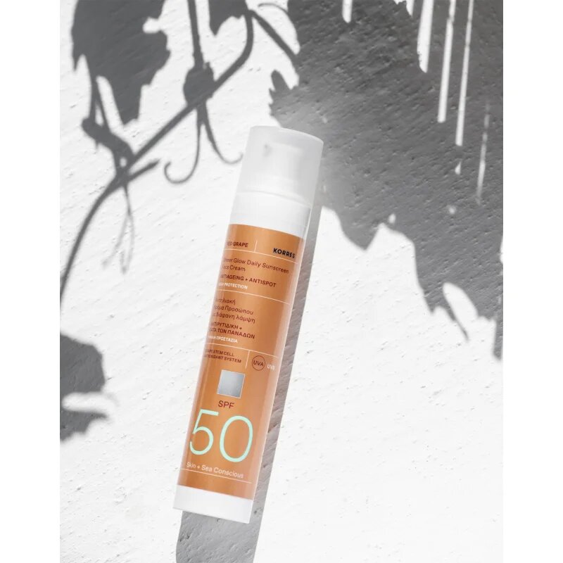 Korres Red Grape Sheer Glow krema za sončenje za osvetlitev kože SPF 50 50 ml