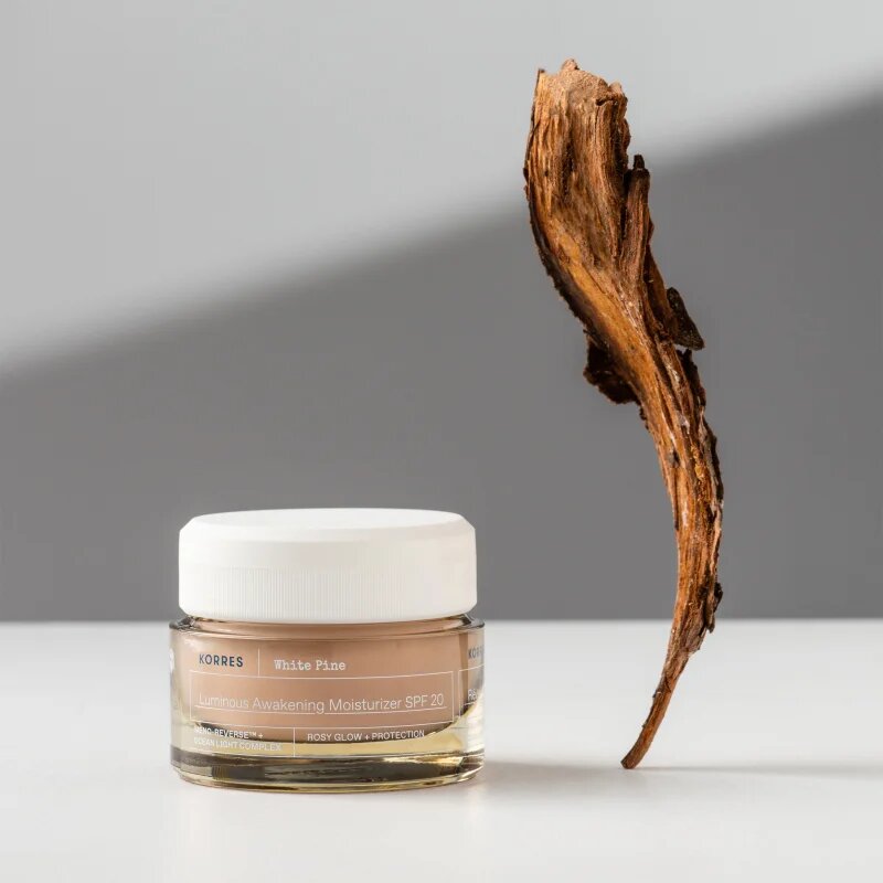 Korres White Pine Meno-Reverse™ regeneracijska in učvrstitvena krema SPF 20 40 ml