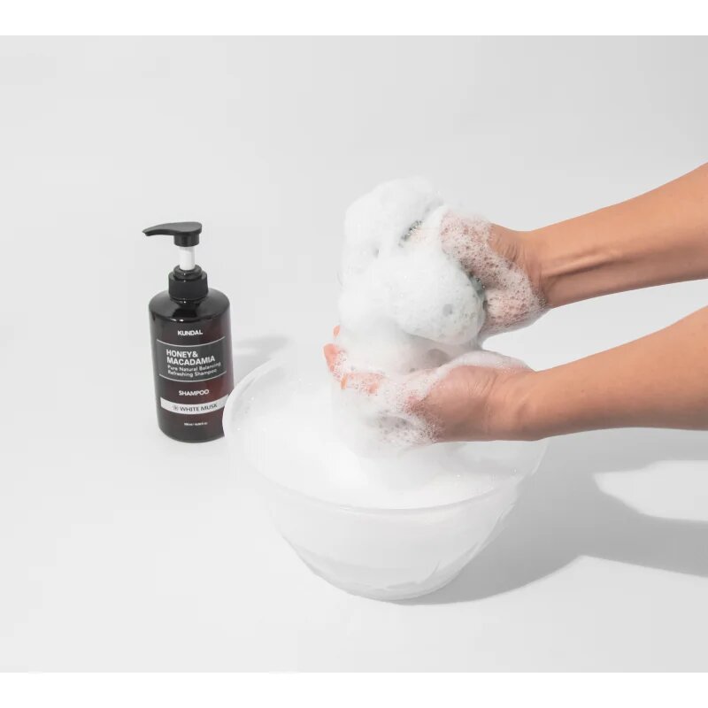 KUNDAL Honey & Macadamia White Musk naravni šampon za suhe in poškodovane lase 500 ml