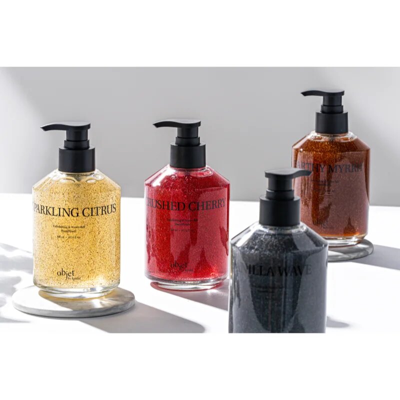 KUNDAL Objet Exfoliating & Waterfull Hand Wash eksfoliacijsko tekoče milo za roke z vonjem Crushed Cherry 380 ml
