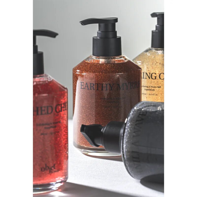 KUNDAL Objet Exfoliating & Waterfull Hand Wash Negovalno tekoče milo za roke z učinkom eksfoliacije z vonjem Earthy Myrrh 380 ml